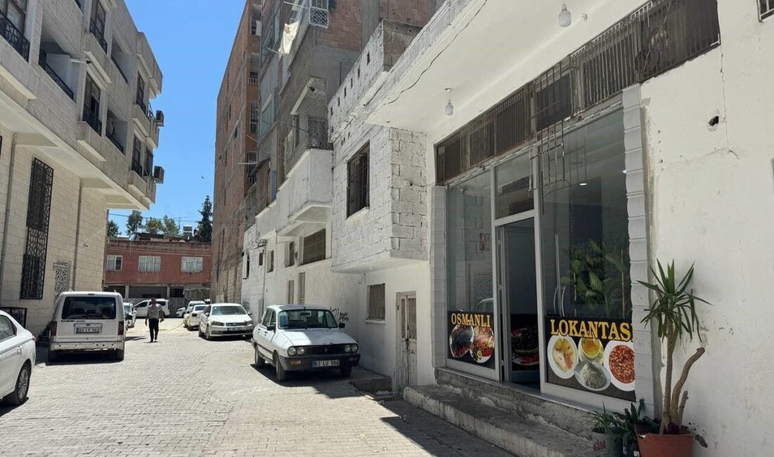 Şanlıurfa'nın Birecik ilçesinde 14 yaşındaki İ.B., annesiyle tartıştıktan sonra pencereden