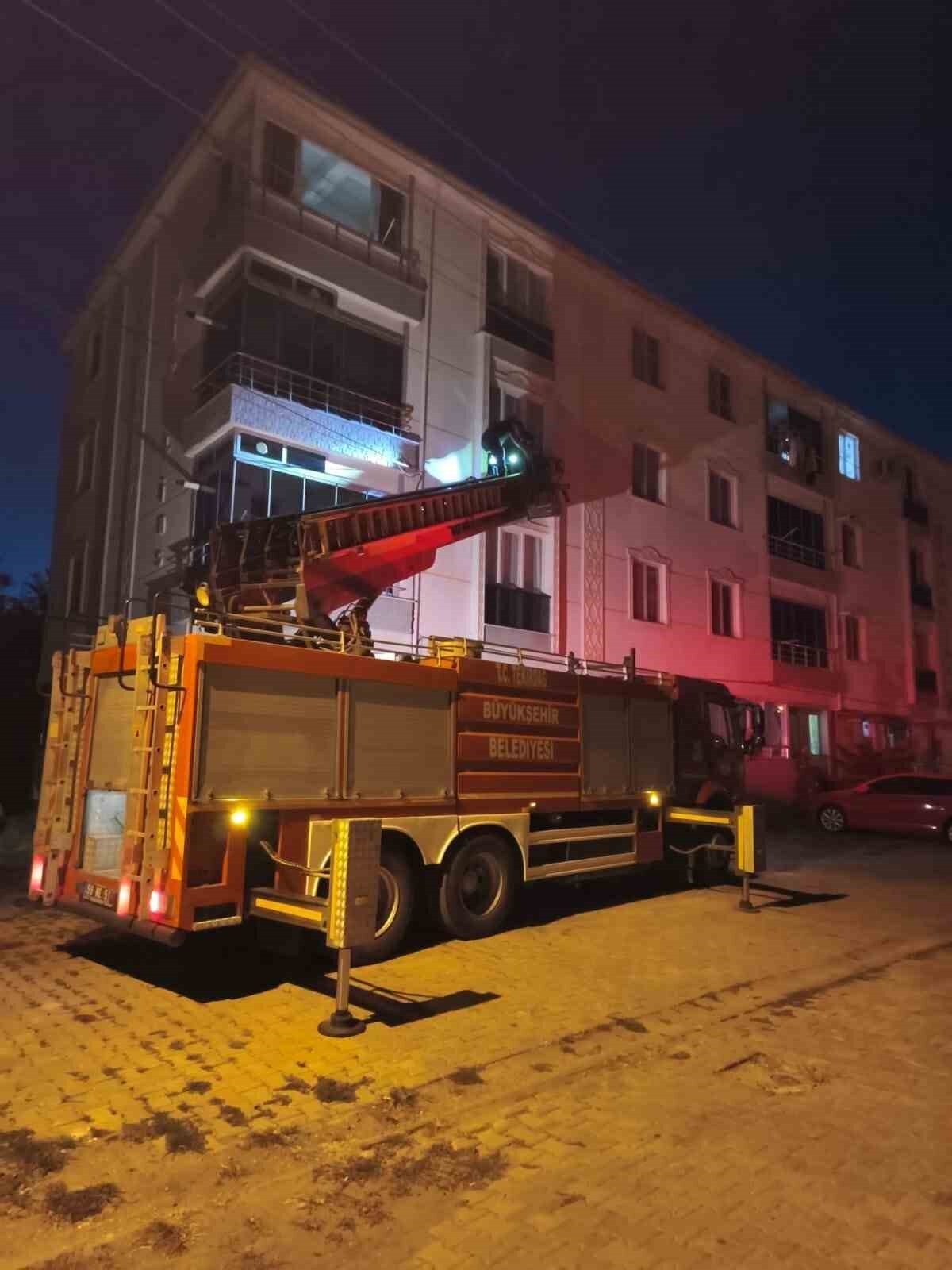 Tekirdağ'ın Muratlı ilçesinde bir apartmanda sıkışan kumru kuşu, itfaiye ekipleri
