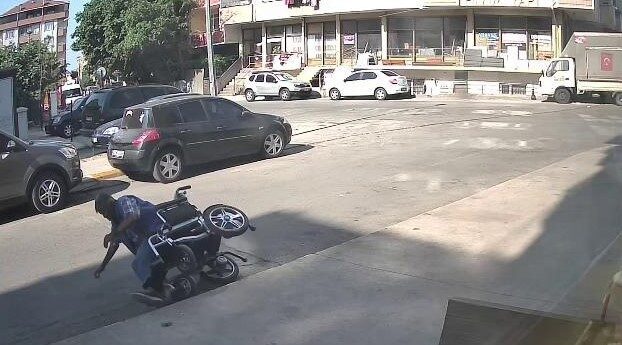 Pendik Çamçeşme Mahallesi'nde akülü aracıyla alışveriş yapan engelli Fatih Bayrak,