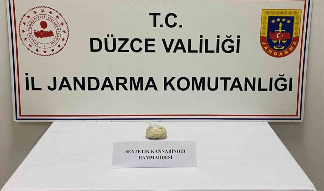 Düzce'de jandarma, Anadolu Otoyolu'nda yaptığı operasyonda 26 yaşındaki U.K.K.'nın aracında