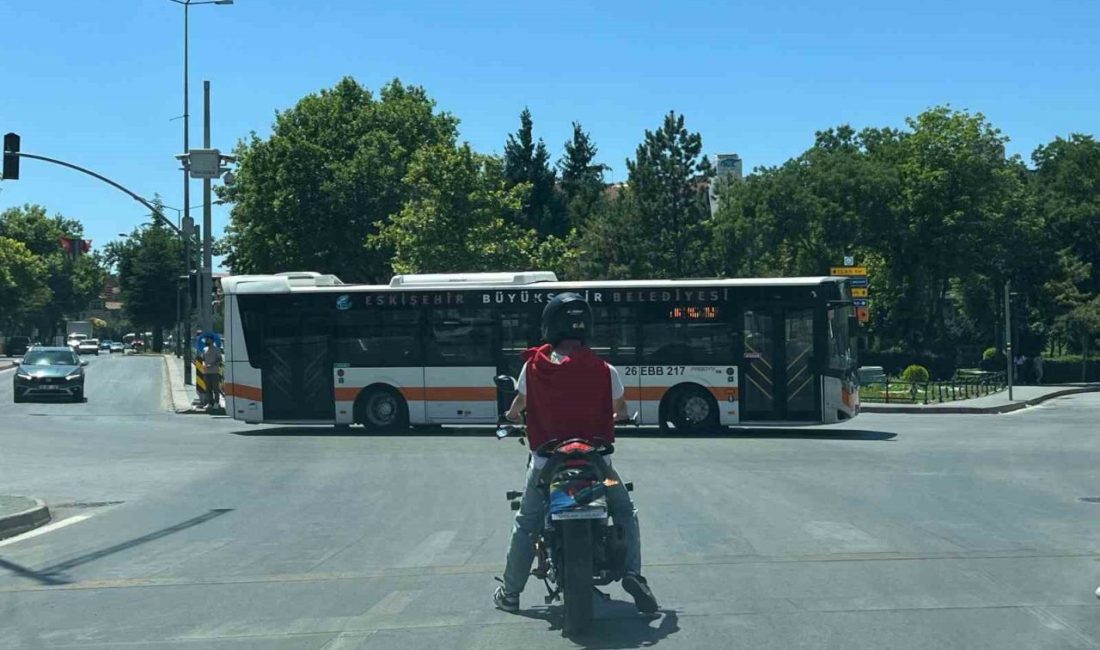 Eskişehir'de bir motosiklet sürücüsü, plakasına boyunluk geçirerek kimliğini gizledi ve