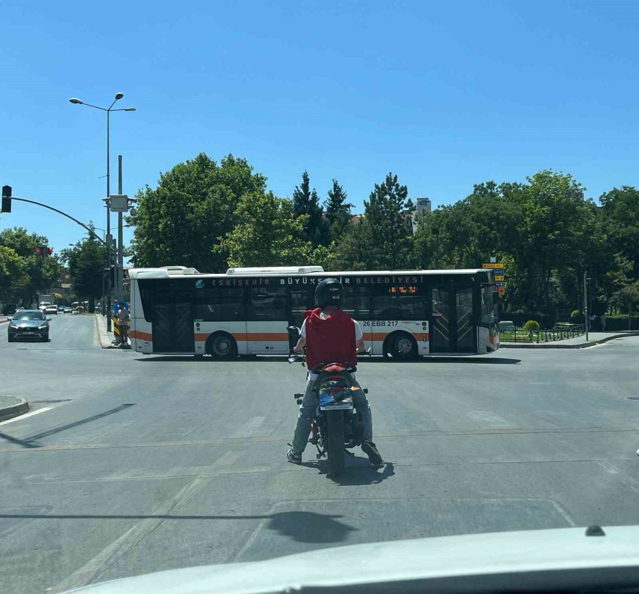 Eskişehir'de bir motosiklet sürücüsü, plakasına boyunluk geçirerek kimliğini gizledi ve
