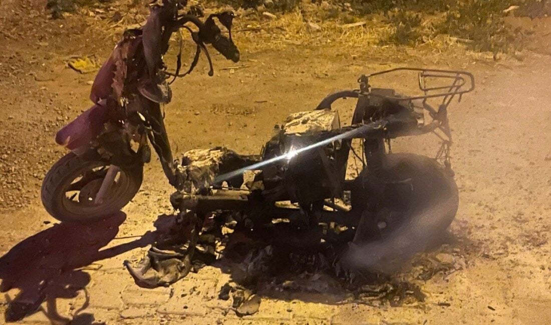 Konya'nın Kulu ilçesinde plakası bulunmayan bir motosiklet yangın sonucunda tamamen