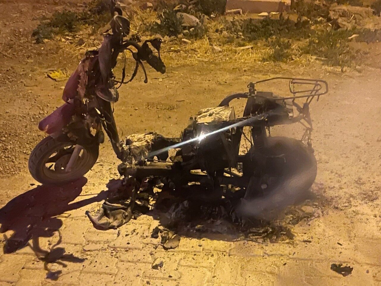 Konya'nın Kulu ilçesinde plakası bulunmayan bir motosiklet yangın sonucunda tamamen