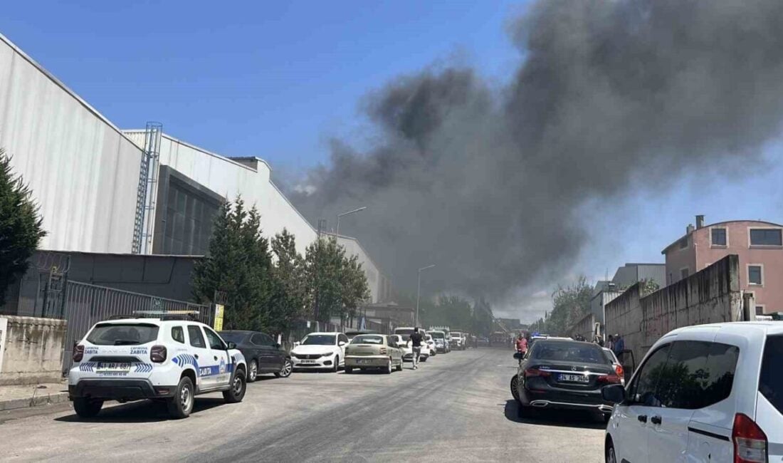 Kocaeli'nin Çayırova ilçesindeki bir plastik varil fabrikasında çıkan yangın, öğle