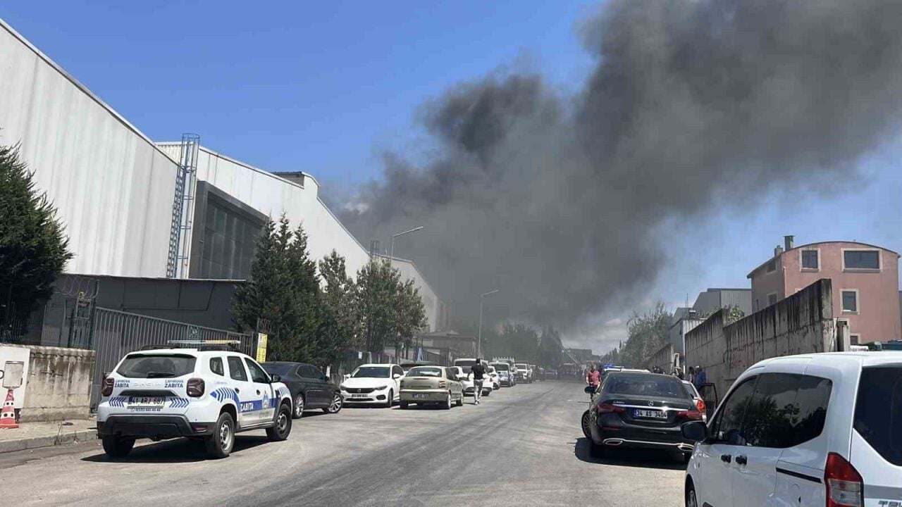 Kocaeli'nin Çayırova ilçesindeki bir plastik varil fabrikasında çıkan yangın, öğle