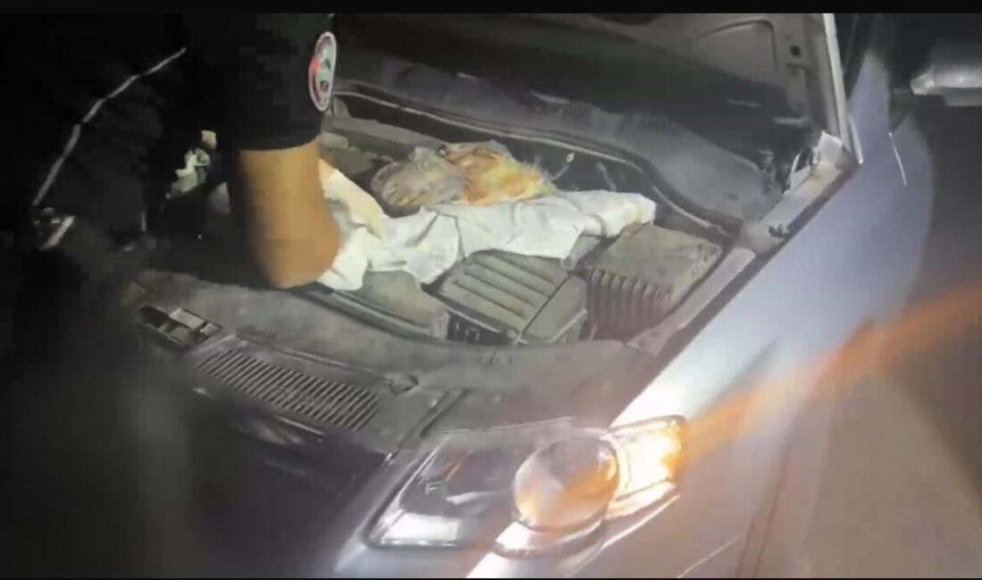 Diyarbakır'da devriye gezen polisler, şüpheli bir otomobilde gizlenmiş iki kalaşnikof