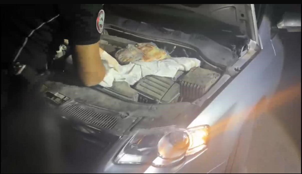 Diyarbakır'da devriye gezen polisler, şüpheli bir otomobilde gizlenmiş iki kalaşnikof