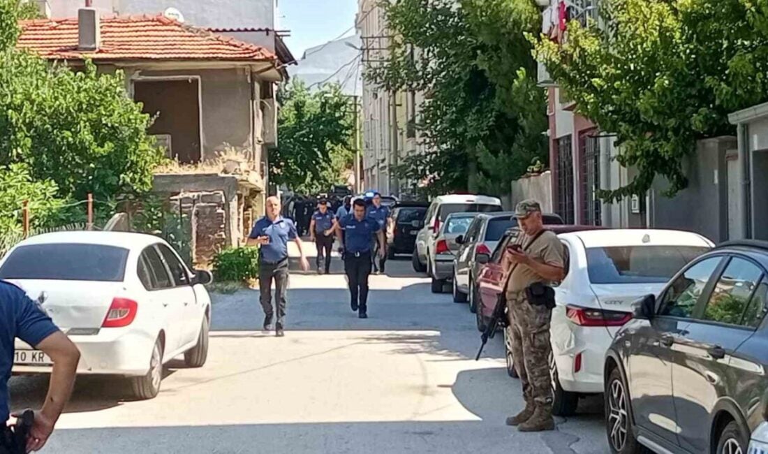 Balıkesir'in Karesi ilçesinde B.Ç. adlı kişinin bıçaklı saldırısına uğrayan polis