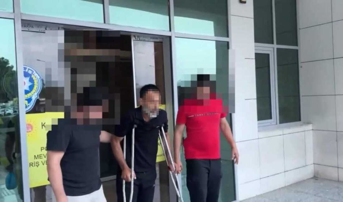 Adana'da gerçekleşen uyuşturucu operasyonunda, Cuma Y. isimli bir torbacı damdan