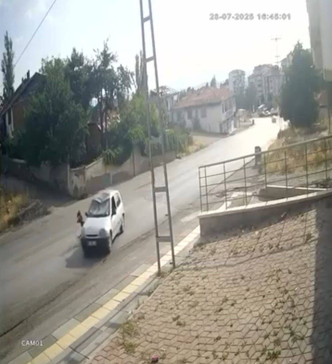 Ankara'da polis kaçmaya çalışan M.B.'yi yakalamaya çalışırken, M.B. iki aracın