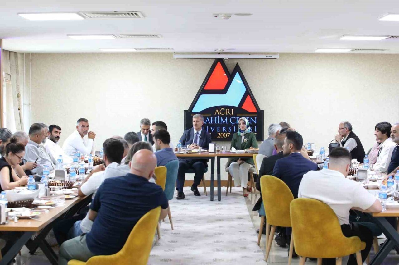Ağrı İbrahim Çeçen Üniversitesi Rektörü Prof. Dr. İlhami Gülçin, yerel