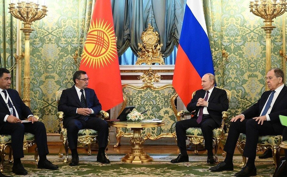 Rusya Devlet Başkanı Vladimir Putin, Kırgızistan Cumhurbaşkanı Sadr Caparov ile
