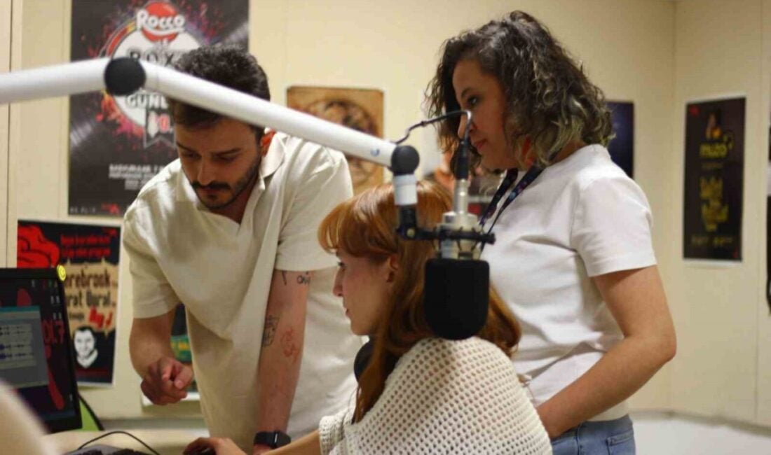 Anadolu Üniversitesi Radyo A'da stajyerler, müzik yayıncılığı ve haber sunumu
