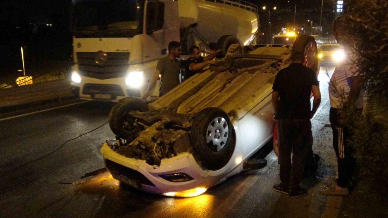 Malatya-Ankara karayolunda bir otomobil refüje çarparak ters döndü. Sürücü, 35