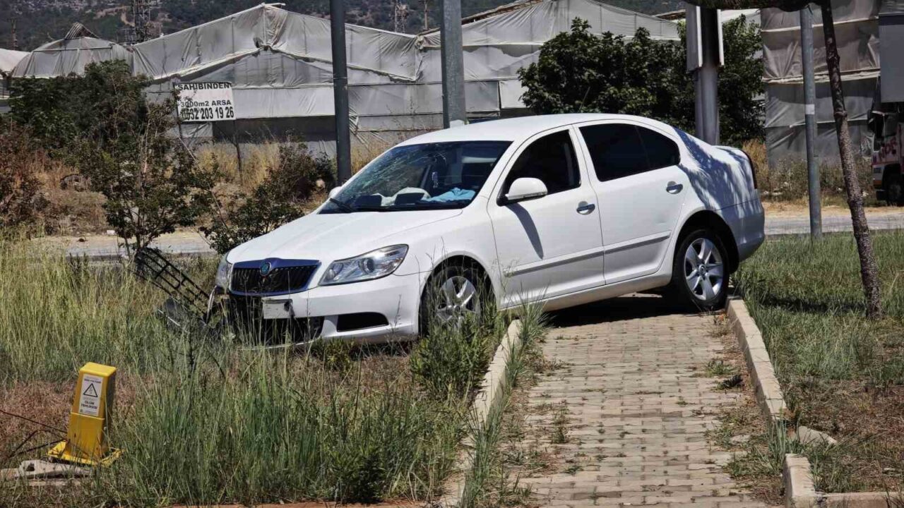 Antalya'nın Gazipaşa ilçesinde Zekeriya P. yönetimindeki otomobil, direksiyon hakimiyetinin kaybedilmesi
