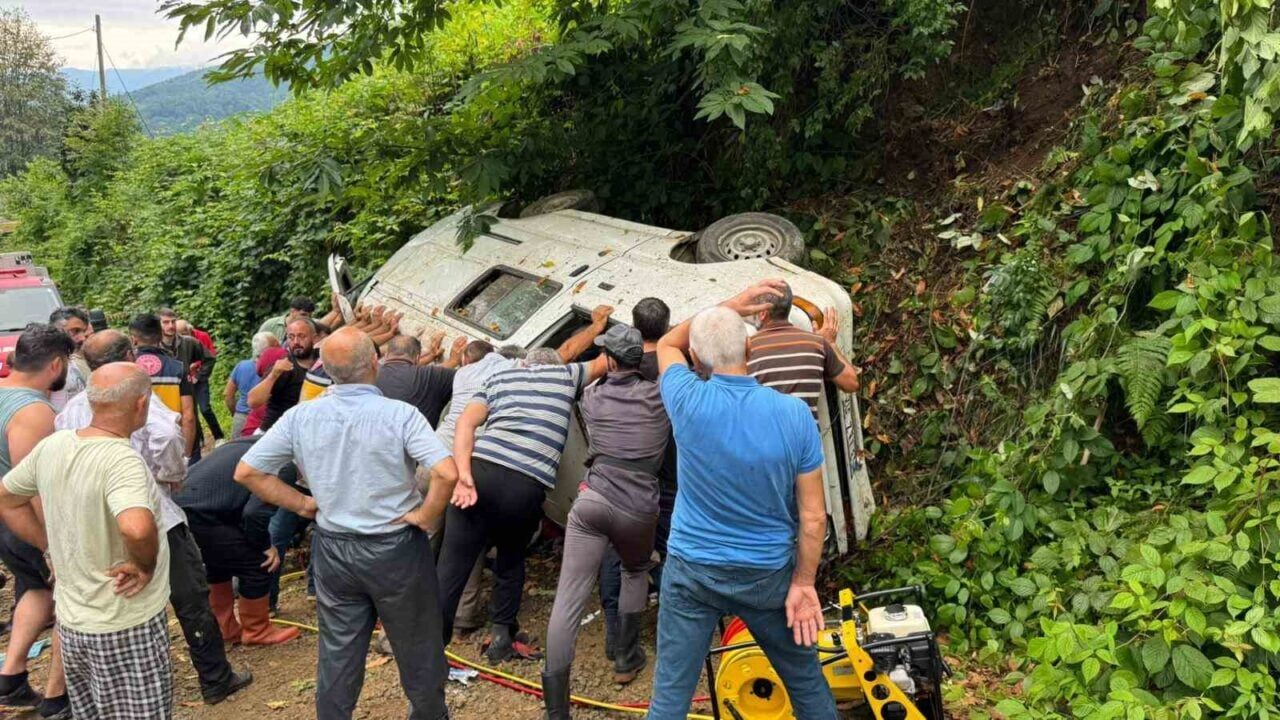 Rize Pazar'da çay toplayanları taşıyan minibüs devrildi, 2 kişi yaşamını
