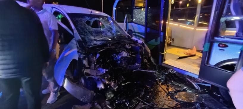 Rize'de meydana gelen trafik kazasında, minibüs ile hafif ticari aracın