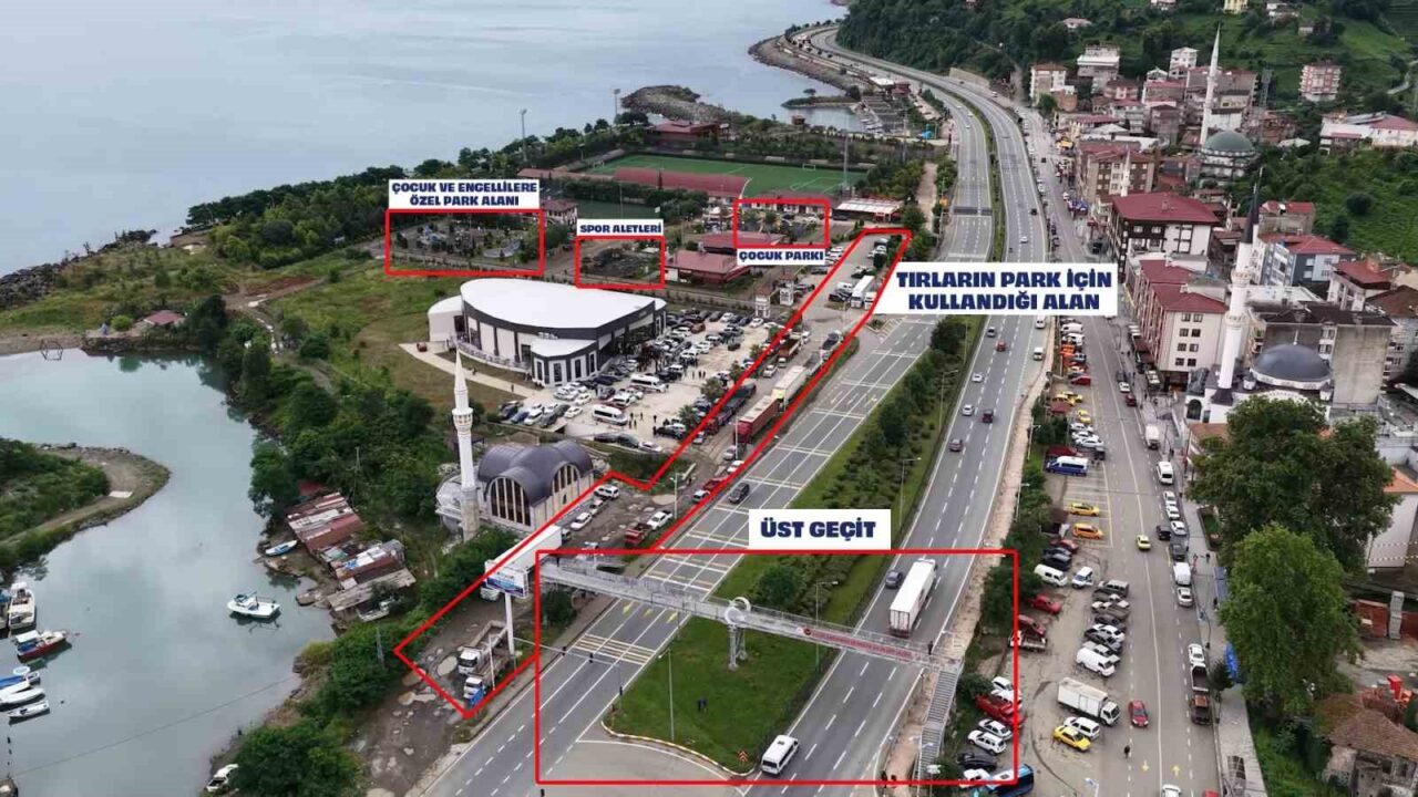 Rize'nin Derepazarı ilçesinde, sahil yaşam alanına giden köprü altına park
