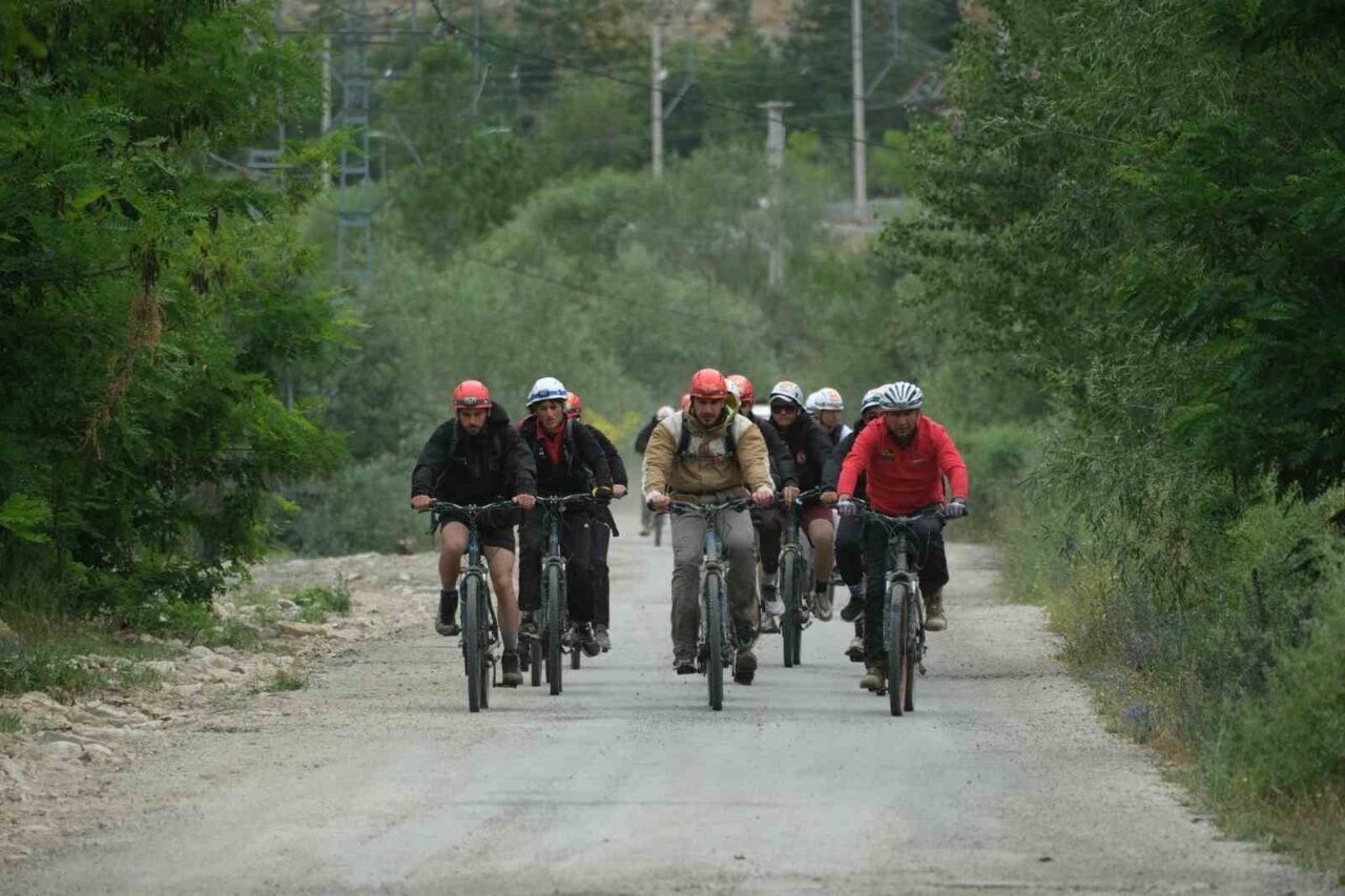 "Rotamız Macera PalanEkstrem" projesi Erzurum'da sürerken, Oltu'da start alan bisiklet