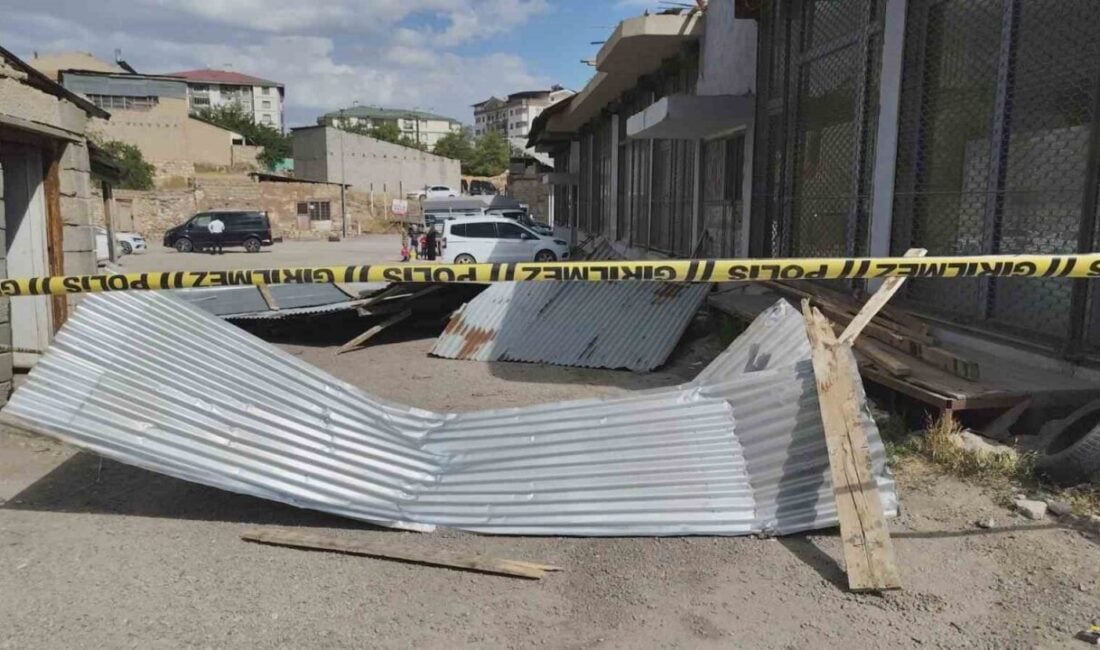 Van'ın Erciş ilçesinde güçlü rüzgar bir binanın çatısını uçurarak, otoparktaki