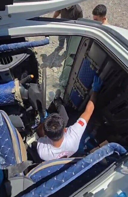 Şanlıurfa'nın Karaköprü ilçesinde devrilen kamyonda sıkışan sürücü Şakir U., sağlık