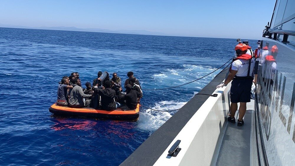 İzmir'in Urla açıklarında Yunan unsurları tarafından Türk kara sularına itilen