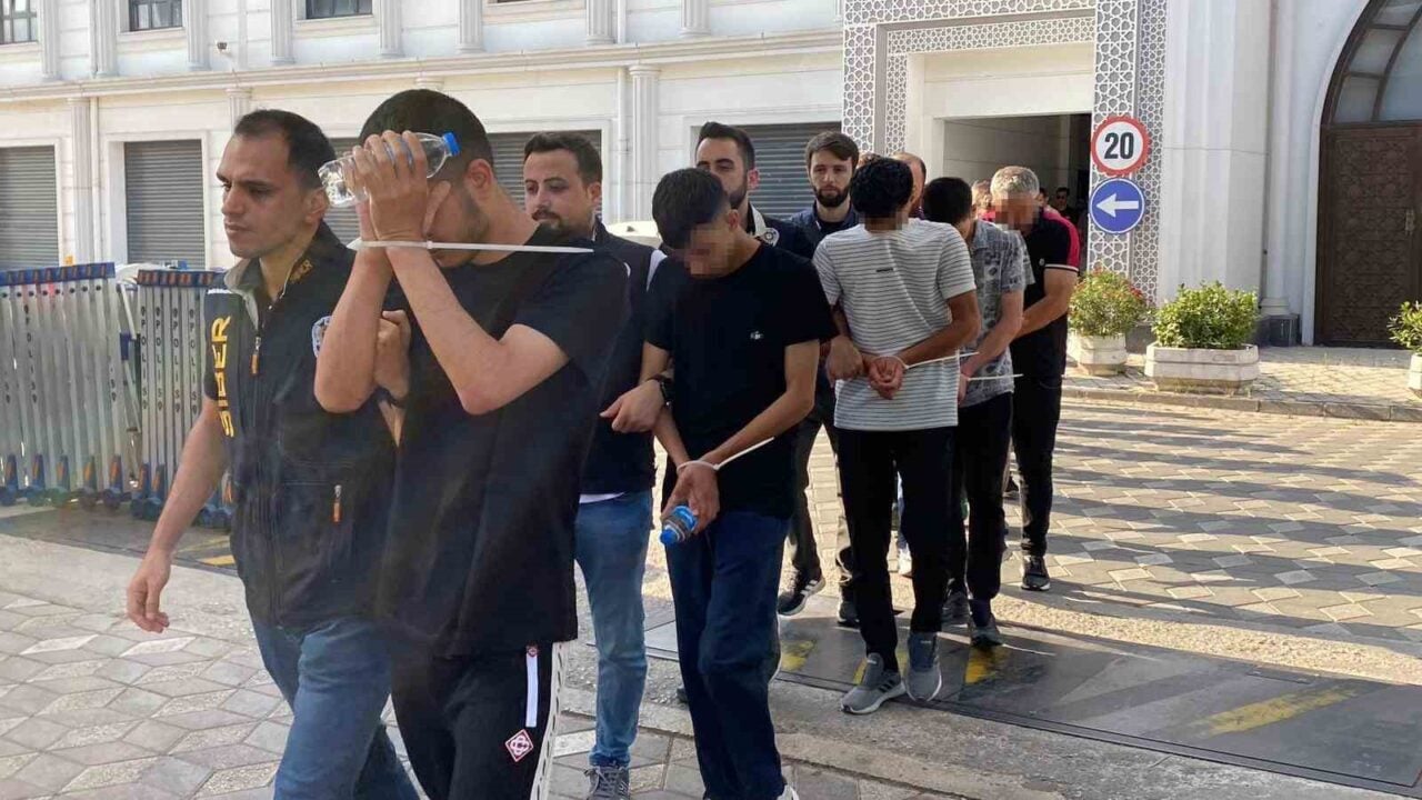Kocaeli merkezli düzenlenen operasyonda, sosyal medyada sahte kiralık araç ilanlarıyla