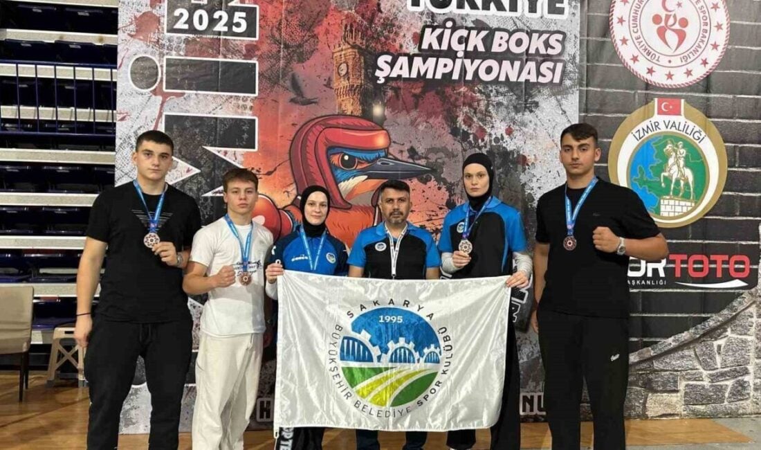 Sakarya Büyükşehir Belediyesi Kick Boks takımı, İzmir'deki Türkiye Kick Boks