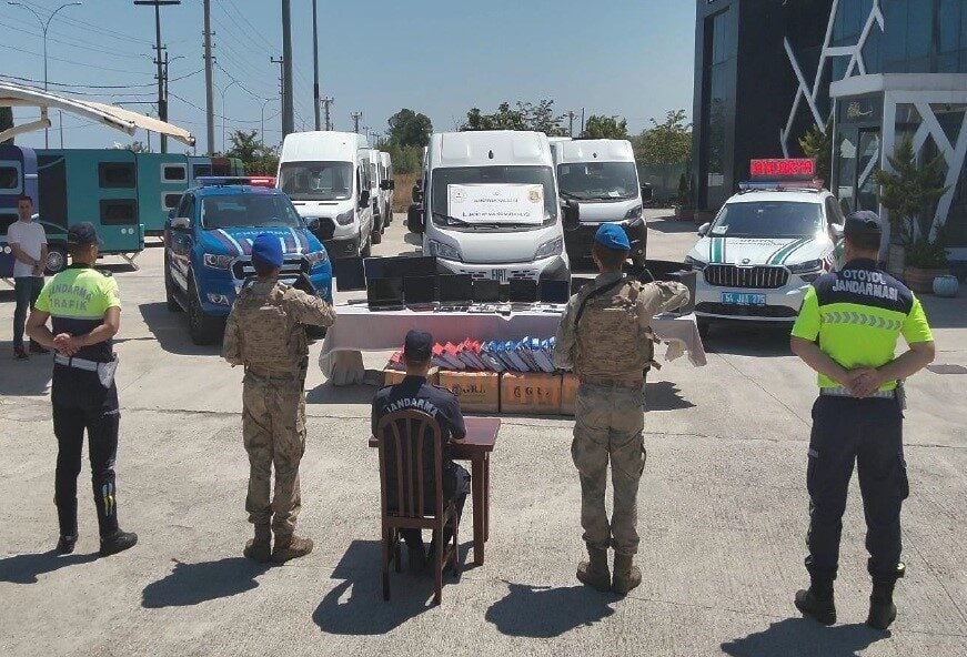 Sakarya ve İstanbul'da gerçekleştirilen operasyonda, otomotiv sektörü üzerinden dolandırıcılık yapan