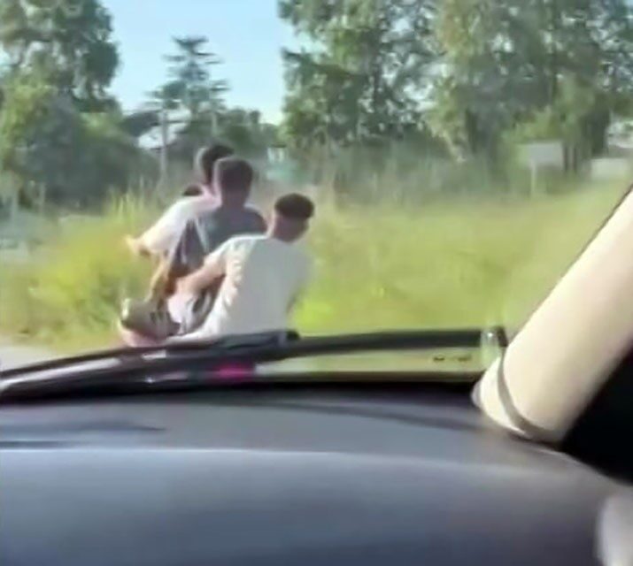 Sakarya'nın Erenler ilçesinde, motosiklette 5 çocuk ve kamyonet kasasında 2
