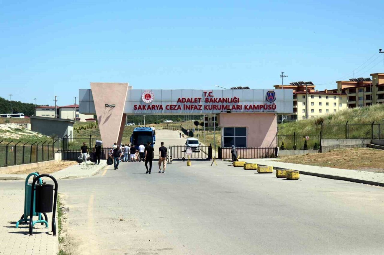 Sakarya'nın Ferizli ilçesindeki cezaevinde, tutuklu Ramazan E. ve Kadir B.