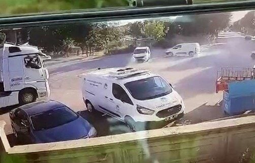 Hendek'te bir düğün konvoyunda drift yapan iki hafif ticari aracın