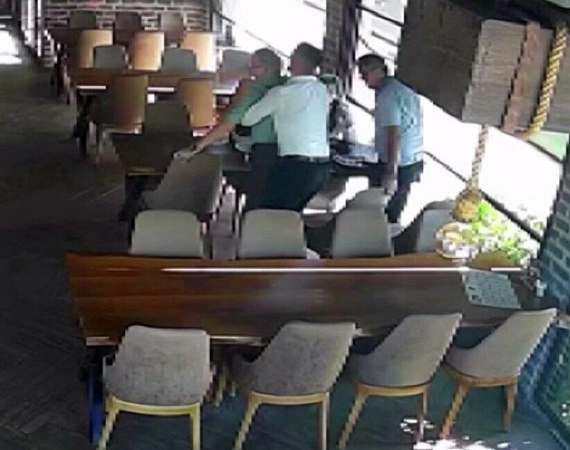 Sakarya'nın Serdivan ilçesindeki bir restoranda hamburger yiyen bir müşteri, lokma