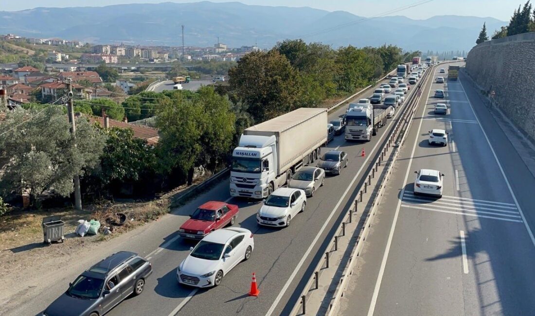 Sakarya'da D-650 kara yolunda, Pamukova ile Adapazarı arasındaki 33 kilometrelik