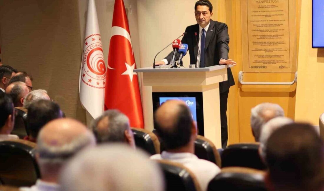 Ayakkabı Yan Sanayicileri Derneği (AYSAD), İzmir'de "Adım Adım Dönüşüm" konulu