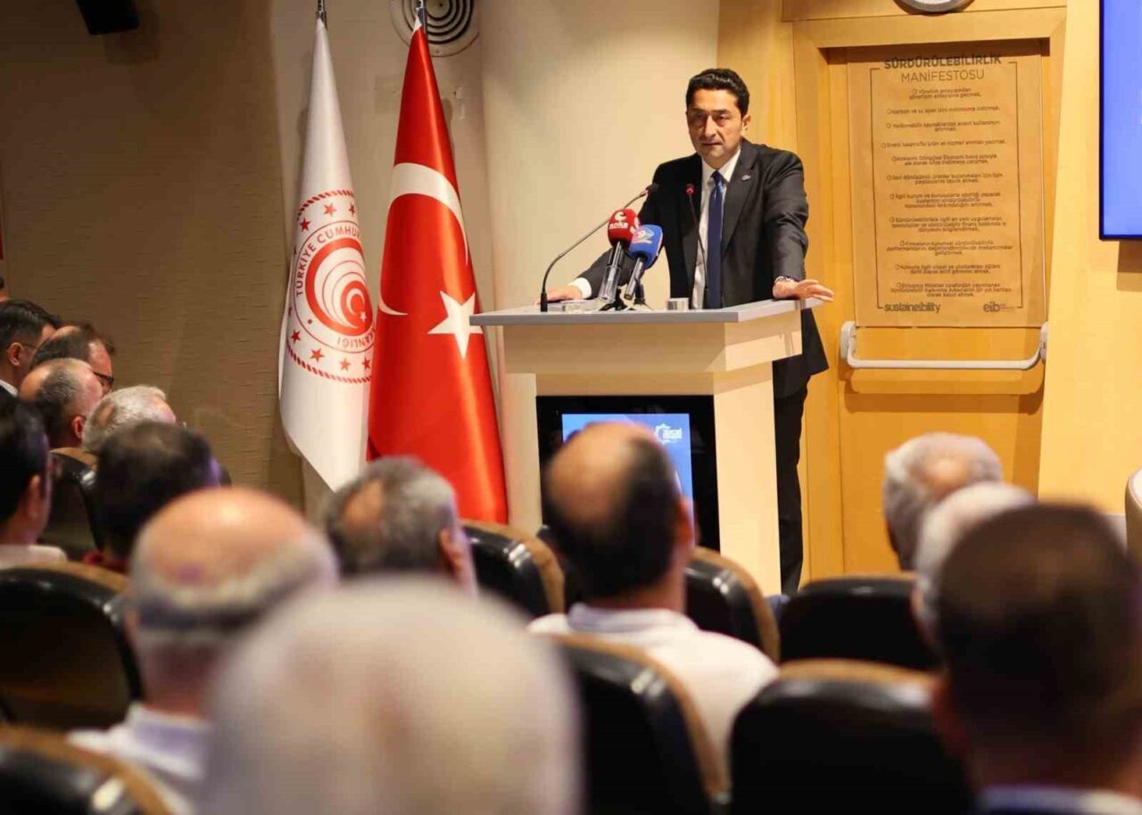 Ayakkabı Yan Sanayicileri Derneği (AYSAD), İzmir'de "Adım Adım Dönüşüm" konulu
