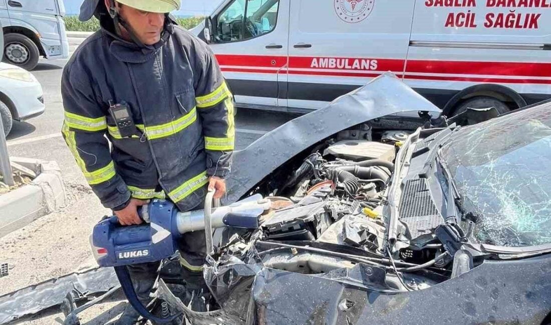 Hatay'ın Samandağ ilçesinde hafif ticari araç ile Mercedes Benz otomobilin
