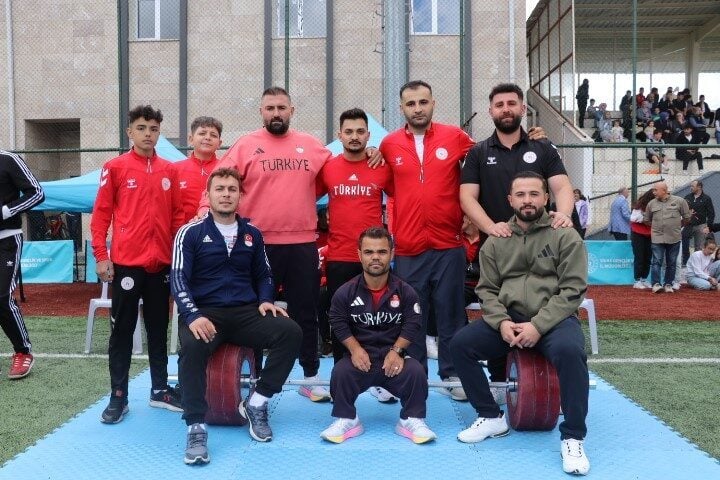Sivas'ta GSB Yaz Spor Okulları açılışında, şampiyon halterciler Abdullah Kayapınar,