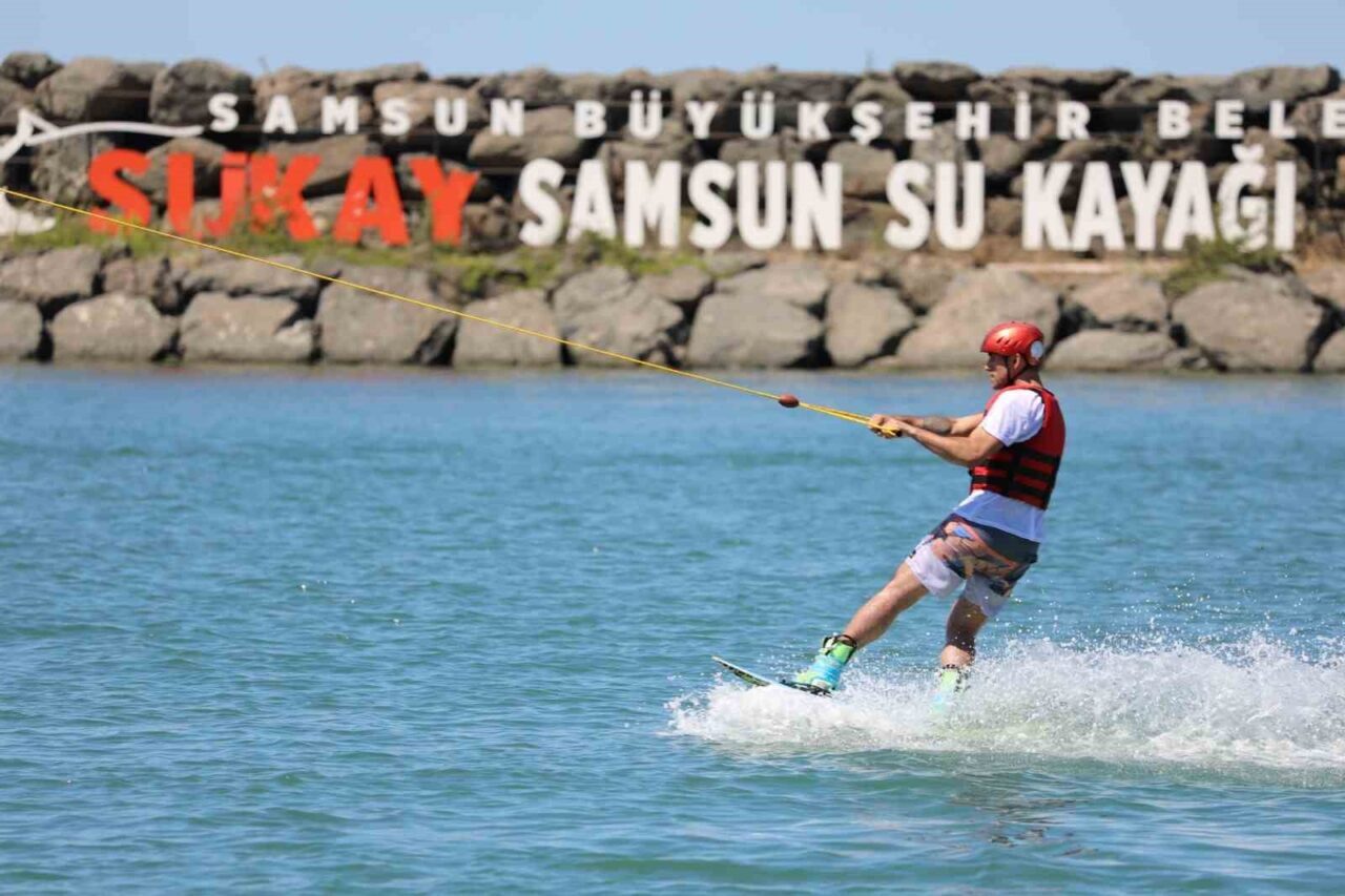 Samsun'da, deniz üstünde kurulu Türkiye'nin ilk kablolu su kayağı tesisi