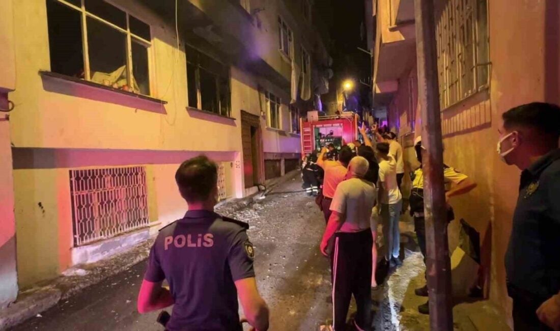 Samsun'un İlkadım ilçesinde 3 katlı bir binada çıkan yangın nedeniyle