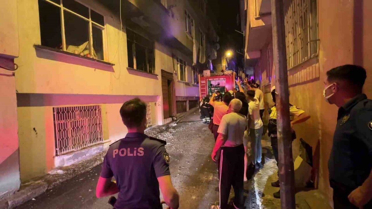 Samsun'un İlkadım ilçesinde 3 katlı bir binada çıkan yangın nedeniyle