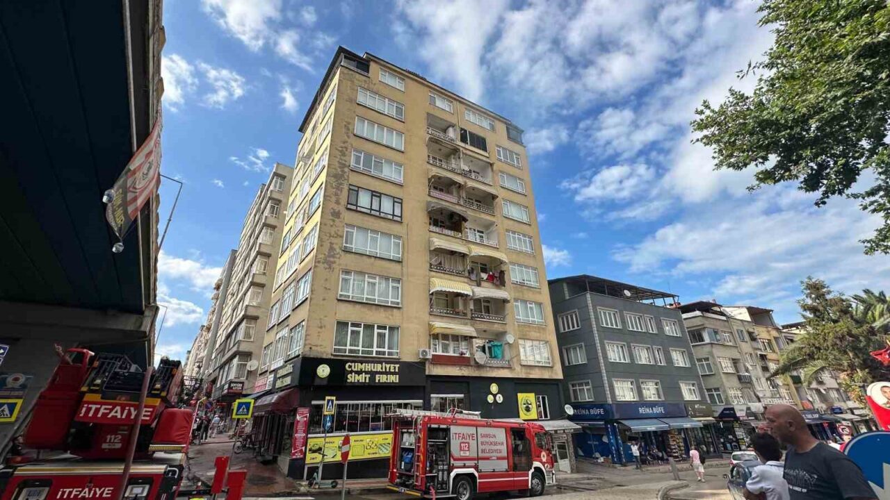 Samsun’un İlkadım ilçesinde bir apartmanın çatı katında çıkan yangın, paniğe