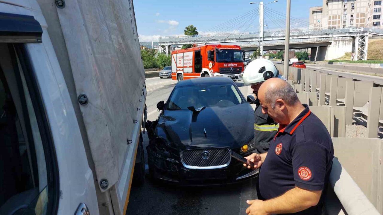 Samsun'un Canik ilçesinde, Mustafa Özdemir'in kullandığı kamyonun, yola savrulmasının ardından