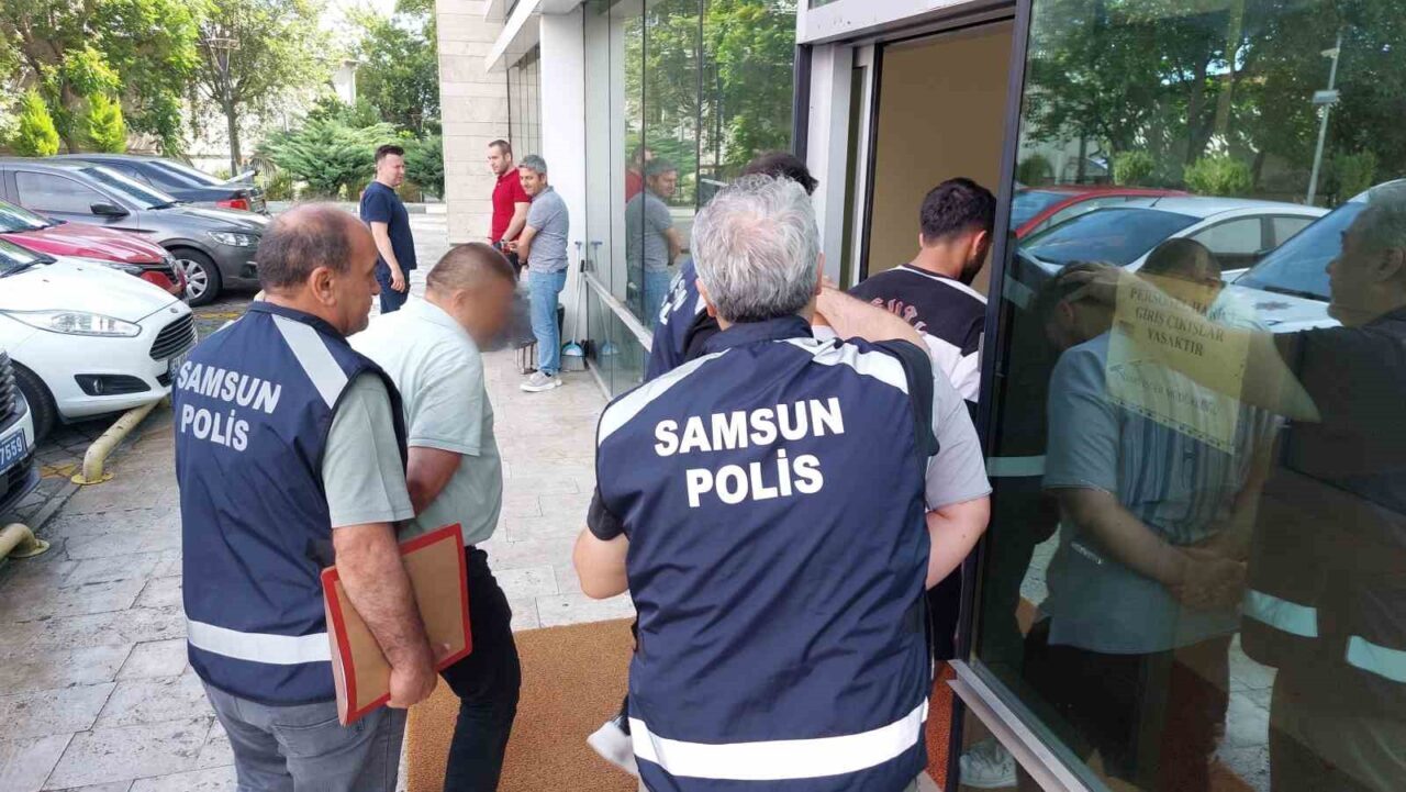 Samsun'da park yeri tartışmasının kavgaya dönüşmesi sonucu baba-oğul L.K. ve