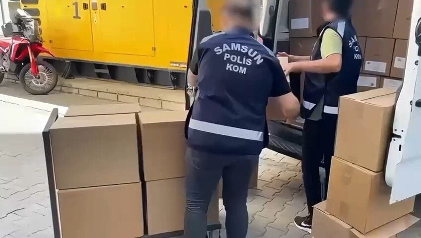 Samsun'da polisin takibiyle durdurulan minibüste 1 milyon 610 bin kaçak