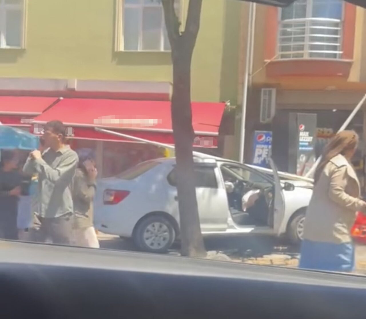 Sancaktepe'de bir otomobil, Veysel Karani Caddesi'nde bakkalın önündeki içecek dolaplarına