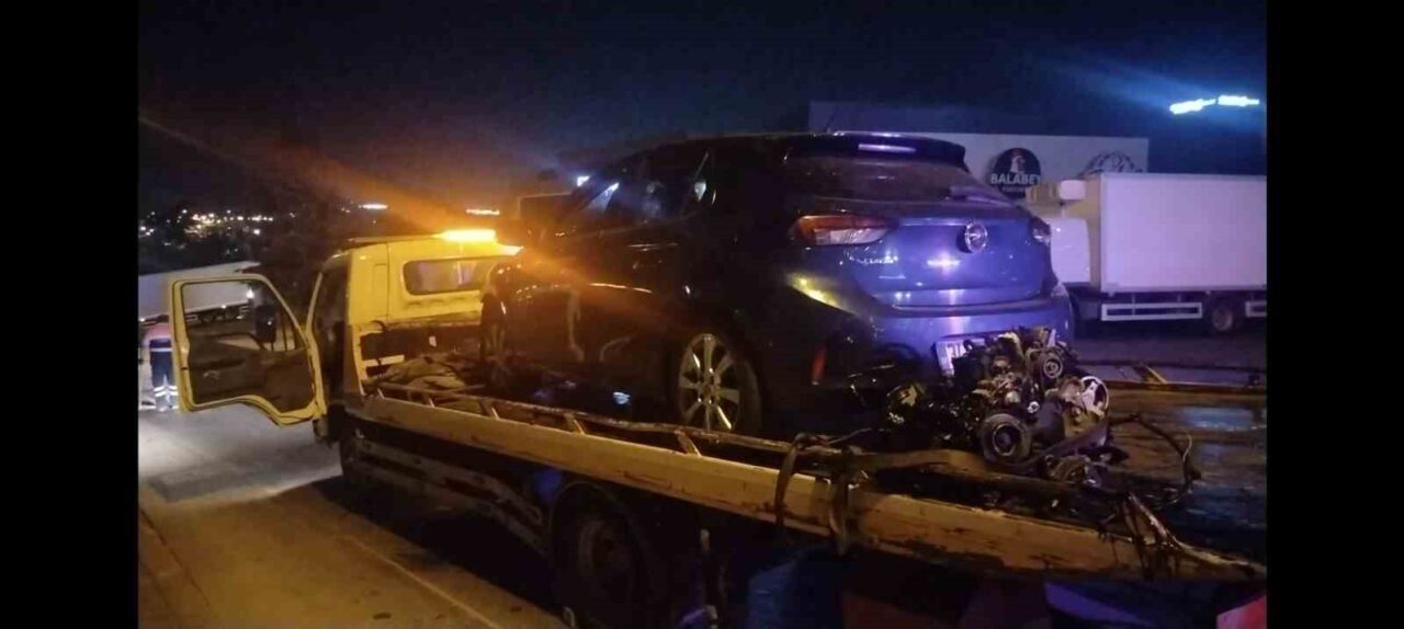 Sancaktepe'de 34 DBM 533 plakalı otomobil, sürücüsünün kontrolünü kaybetmesi sonucu