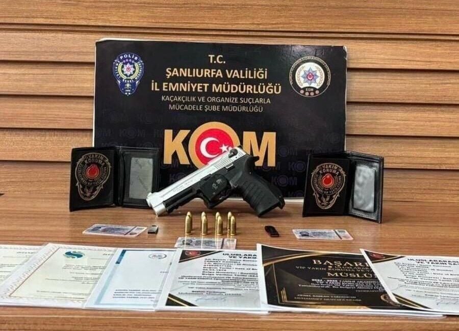 Şanlıurfa'da, Milli İstihbarat Teşkilatı ve Emniyet mensubu olarak kendini tanıtan