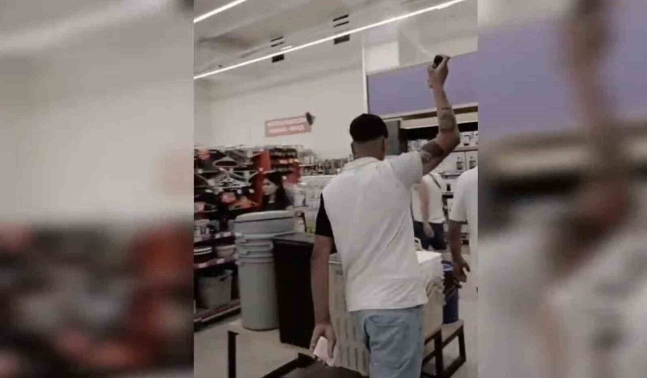 Şanlıurfa'da bir markette deodorant sıkarak sosyal medyada provokatif bir paylaşım